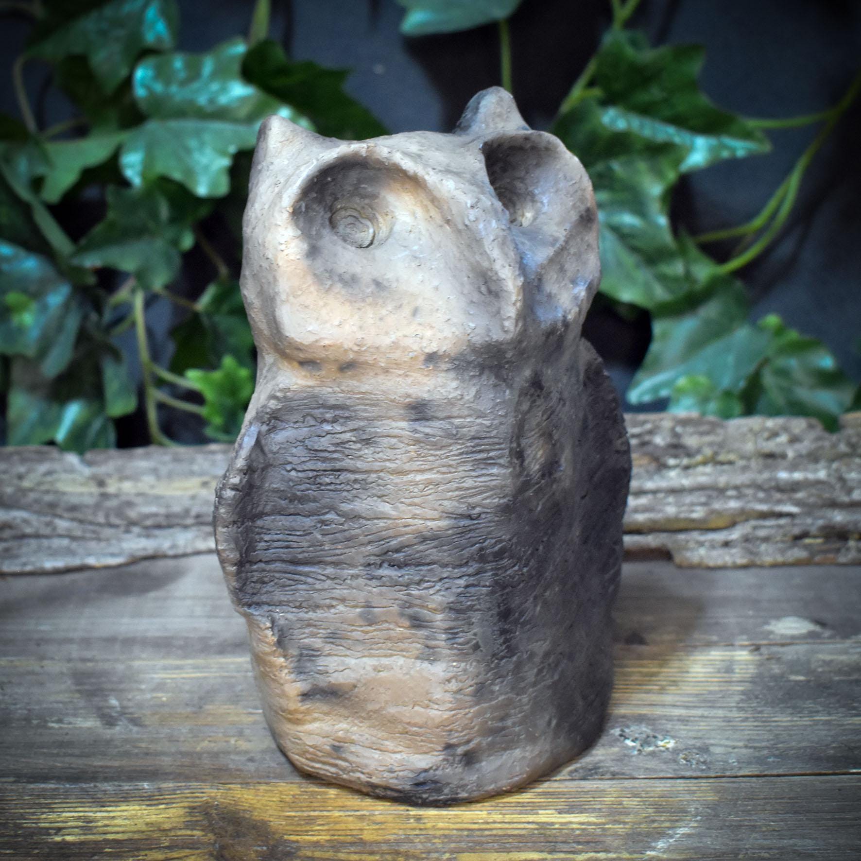 Eulen Skulptur Keramik handgeformt - Archaische Eule Ton - Heidnische Kunst Unikat - Krafttier Spirituelle Deko Altar SKU298