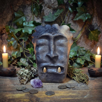 Skulptur Maske Keramik handgeformt | Archaische Maske Erdsymbol & Donnerkeil | Heidnische Kunst Altar Unikat SKU299