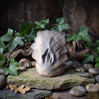 Yoni Skulptur in Muschelform – Weibliche Urkraft Kunstobjekt – Handgefertigte Göttinnen-Statue zur Heilung & Selbstliebe