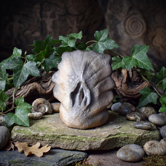 Yoni Skulptur in Muschelform – Weibliche Urkraft Kunstobjekt – Handgefertigte Göttinnen-Statue zur Heilung & Selbstliebe