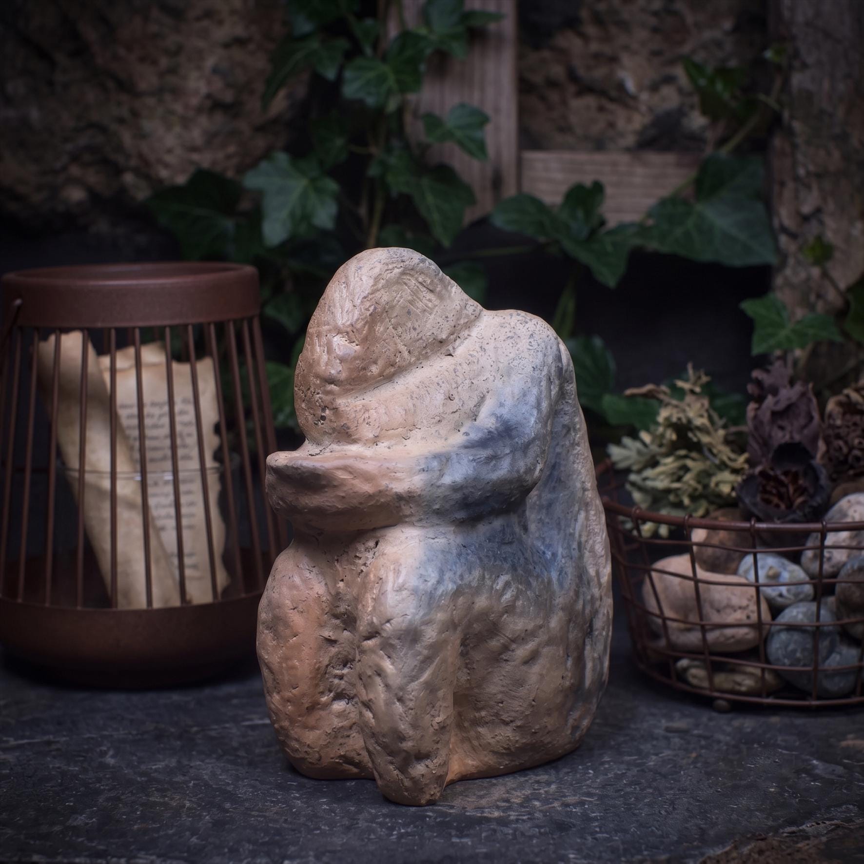 Einzigartige Neolithische Kunstskulptur - Handgefertigte Skulptur aus Naturton und im Rauchbrand veredelt - prähistorische Kunst