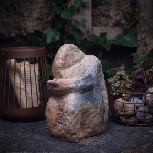 Einzigartige Neolithische Kunstskulptur - Handgefertigte Skulptur aus Naturton und im Rauchbrand veredelt - prähistorische Kunst