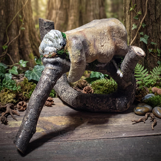Ruhende Waldgöttin Skulptur aus Ton – Archaische Frauenfigur auf Ast – Spirituelle Erdkunst & Altarfigur, handgefertigte Göttin