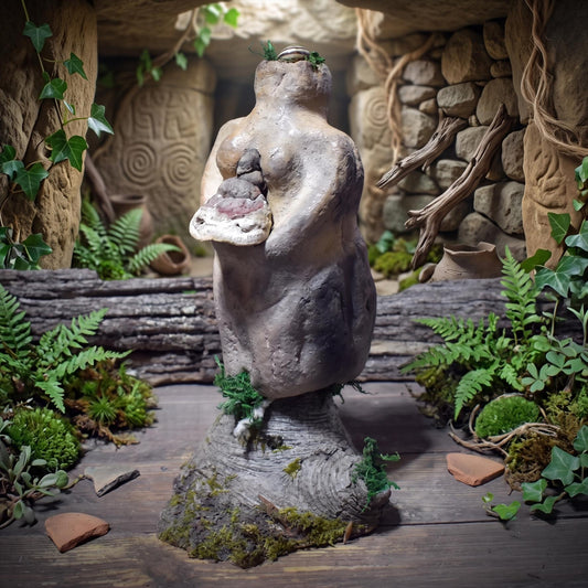Hüterin des Waldes Skulptur aus Ton – Archaische Waldgeist Figur mit Baumpilz & Moos – Spirituelle Erdkunst, Natur-Altar Dekoration