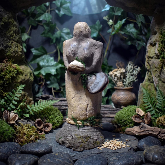 Hüterin des Waldes Skulptur – auf Baumstumpf mit Baumpilzen & Moos
