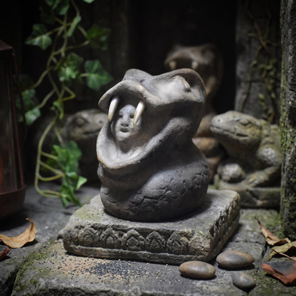 Krafttier Schlange – Schamanische Skulptur aus traditioneller Rauchbrandkunst - Art.Nr.: SKU122