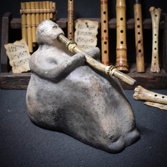 Sitzende Goddess – Didgeridoo-Figur aus traditioneller Rauchbrandkunst
