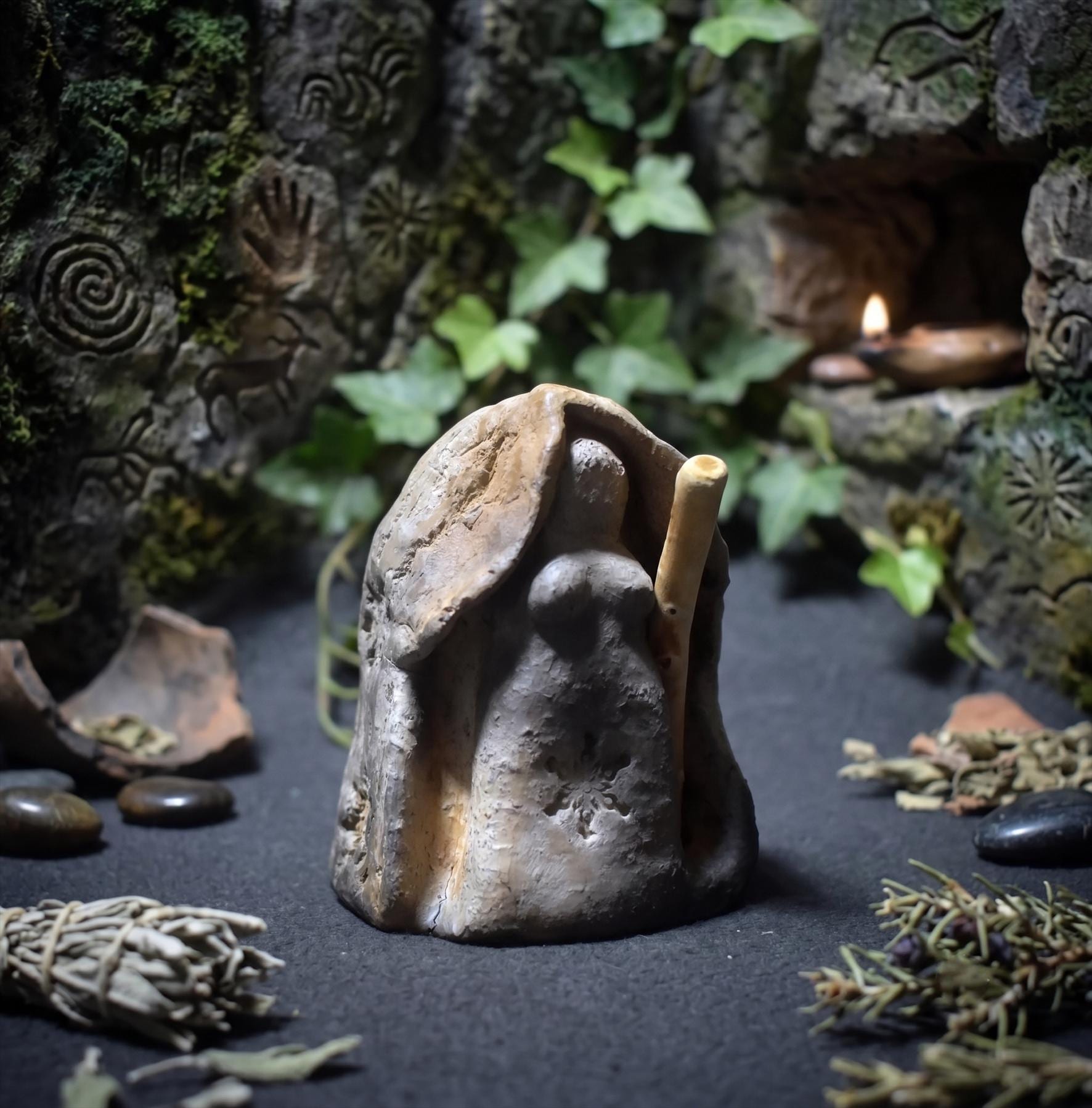 Wintergöttin – Archaische Weisheitsfigur aus traditioneller Rauchbrandkunst