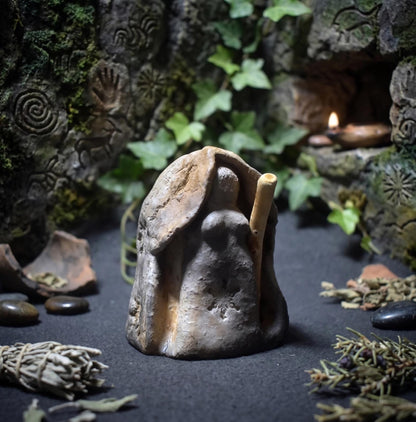 Wintergöttin – Archaische Weisheitsfigur aus traditioneller Rauchbrandkunst