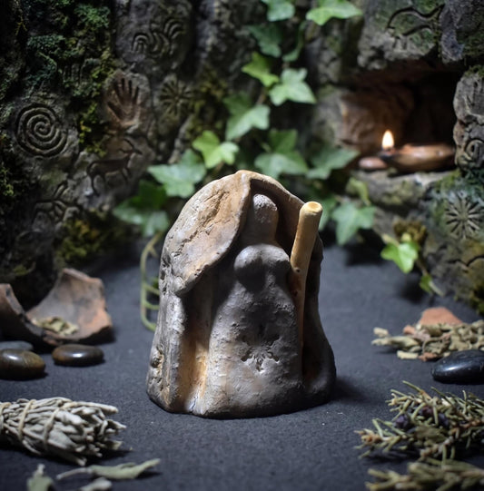 Wintergöttin – Archaische Weisheitsfigur aus traditioneller Rauchbrandkunst