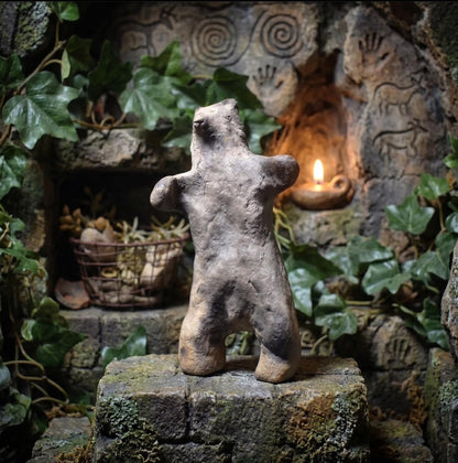 Tanzender Wolf – Archaische Skulptur aus traditioneller Rauchbrandkunst