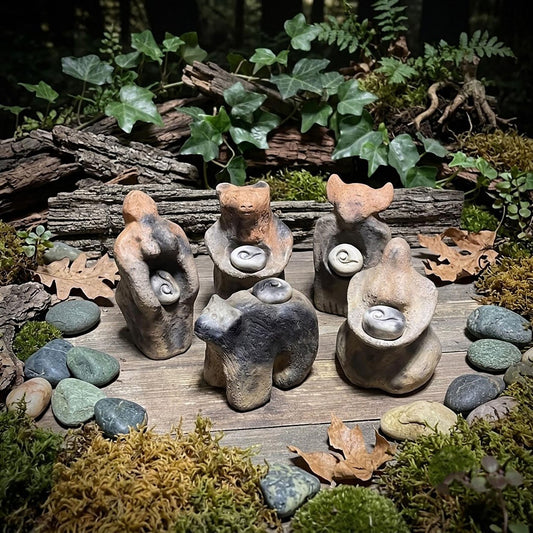 Ritualskulptur aus Rauchbrandton mit vier Symbolsteinen - SKU192