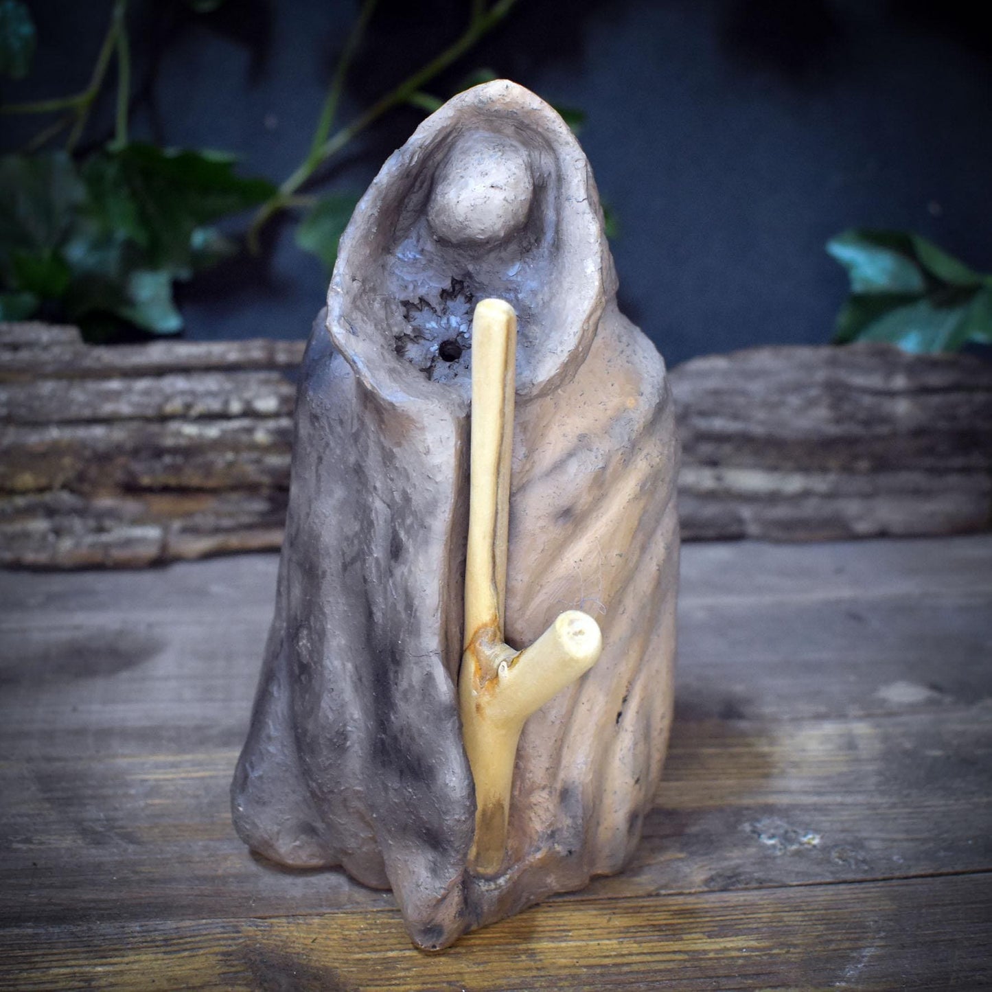 Wintergöttin Skulptur Keramik | Perchta Cailleach Figur mit Umhang & Holzstock | Spirituelle Deko Altar Rauhnächte 1,35kg - SKU302