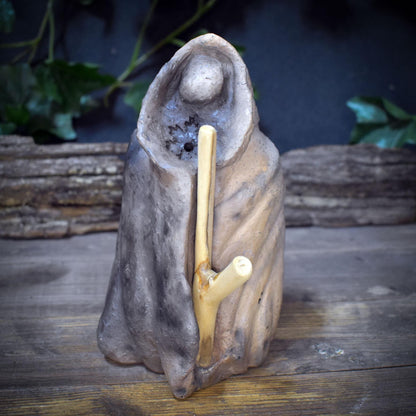 Wintergöttin Skulptur Keramik | Perchta Cailleach Figur mit Umhang & Holzstock | Spirituelle Deko Altar Rauhnächte 1,35kg - SKU302