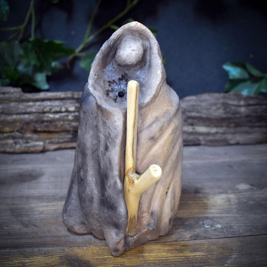 Wintergöttin Skulptur Keramik | Perchta Cailleach Figur mit Umhang & Holzstock | Spirituelle Deko Altar Rauhnächte 1,35kg - SKU302