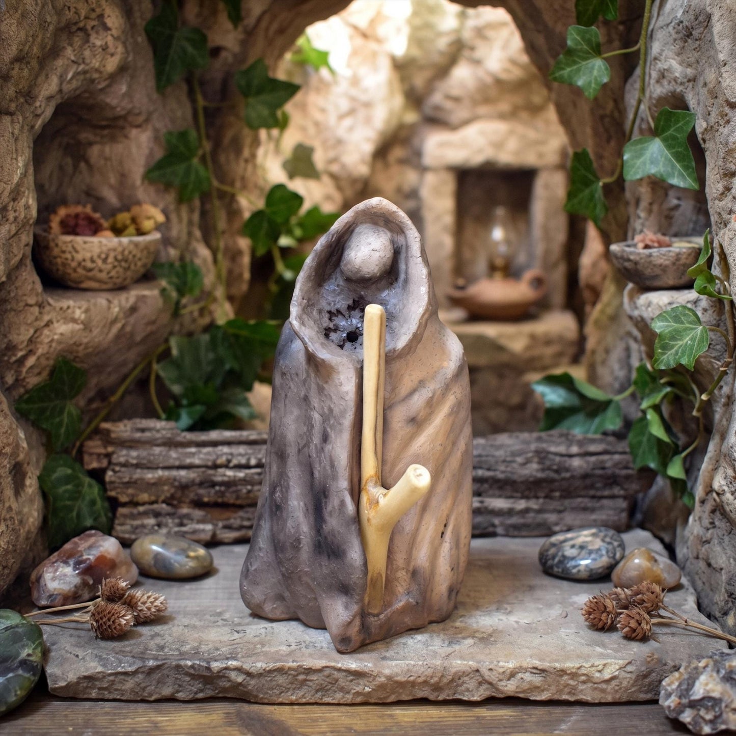 Wintergöttin Skulptur Keramik | Perchta Cailleach Figur mit Umhang & Holzstock | Spirituelle Deko Altar Rauhnächte 1,35kg - SKU302