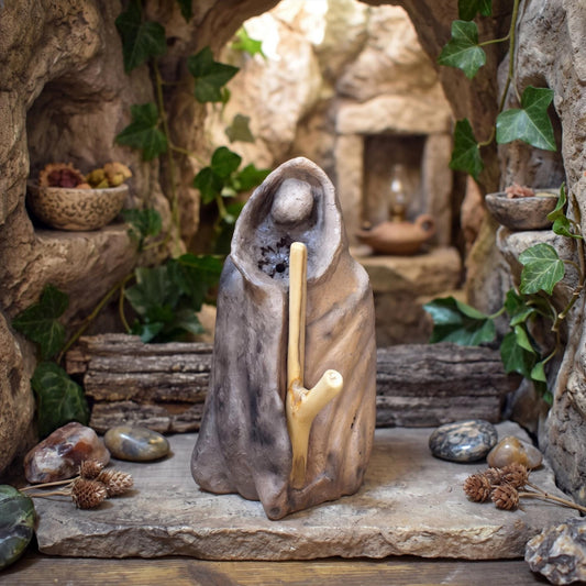 Wintergöttin Skulptur Keramik | Perchta Cailleach Figur mit Umhang & Holzstock | Spirituelle Deko Altar Rauhnächte 1,35kg - SKU302