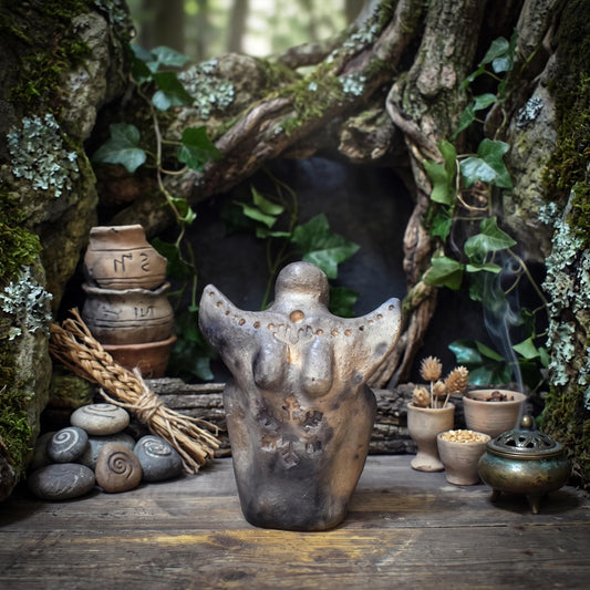 Wintergöttin Skulptur Keramik | Perchta Cailleach Figur | Spirituelle Deko & Altar Figur Rauhnächte Yule Handgefertigt 1,35kg - SKU303