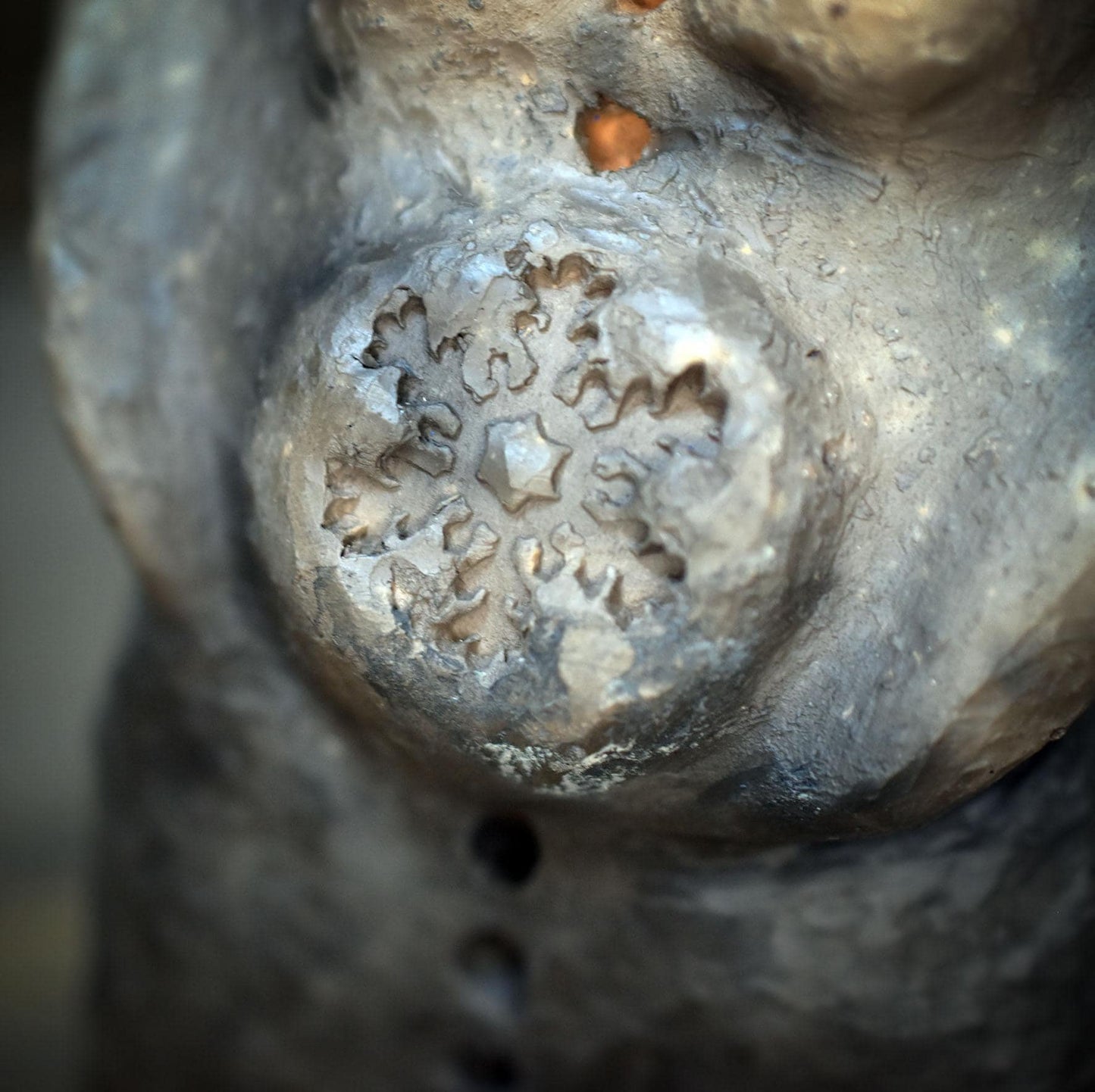Schamanin Skulptur Keramik | Wintergöttin Figur mit Schneeflocke & langen Haaren | Spirituelle Deko Altar Rauhnächte 1,35kg - SKU304