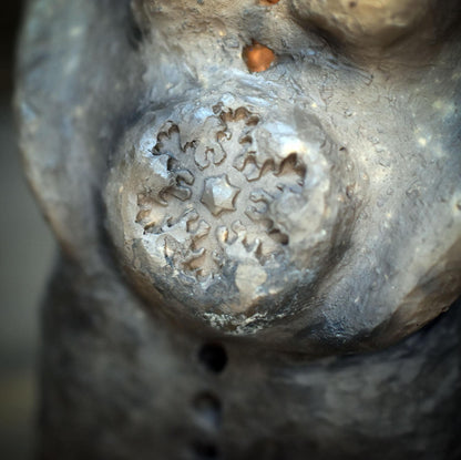 Schamanin Skulptur Keramik | Wintergöttin Figur mit Schneeflocke & langen Haaren | Spirituelle Deko Altar Rauhnächte 1,35kg - SKU304