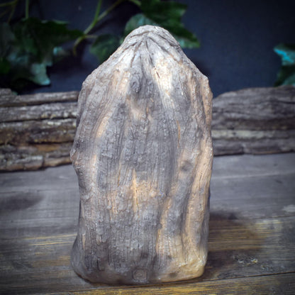 Schamanin Skulptur Keramik | Wintergöttin Figur mit Schneeflocke & langen Haaren | Spirituelle Deko Altar Rauhnächte 1,35kg - SKU304