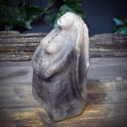 Schamanin Skulptur Keramik | Wintergöttin Figur mit Schneeflocke & langen Haaren | Spirituelle Deko Altar Rauhnächte 1,35kg - SKU304