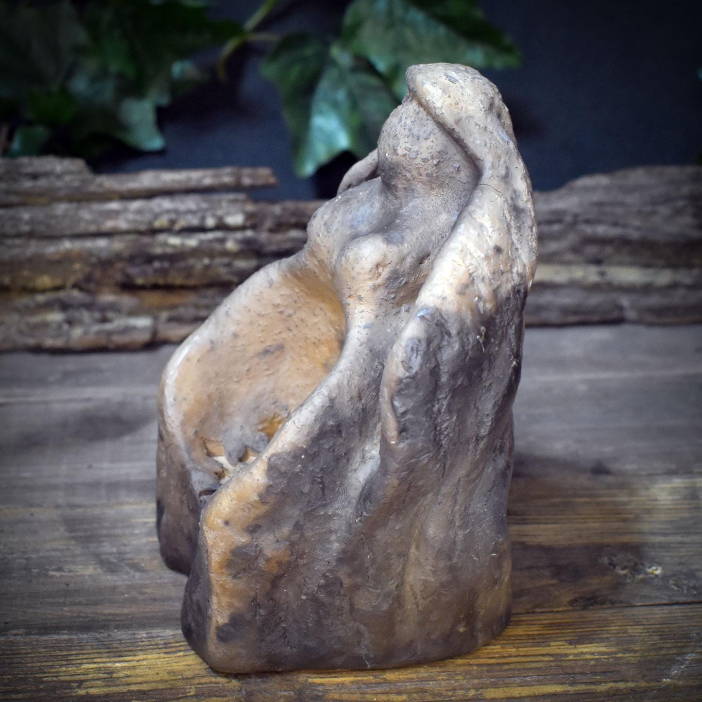 Wintergöttin Skulptur Keramik | Sitzende Göttin mit Gabenschale & Schneeflocke | Spirituelle Deko Altar Rauhnächte 1,25kg SKU305