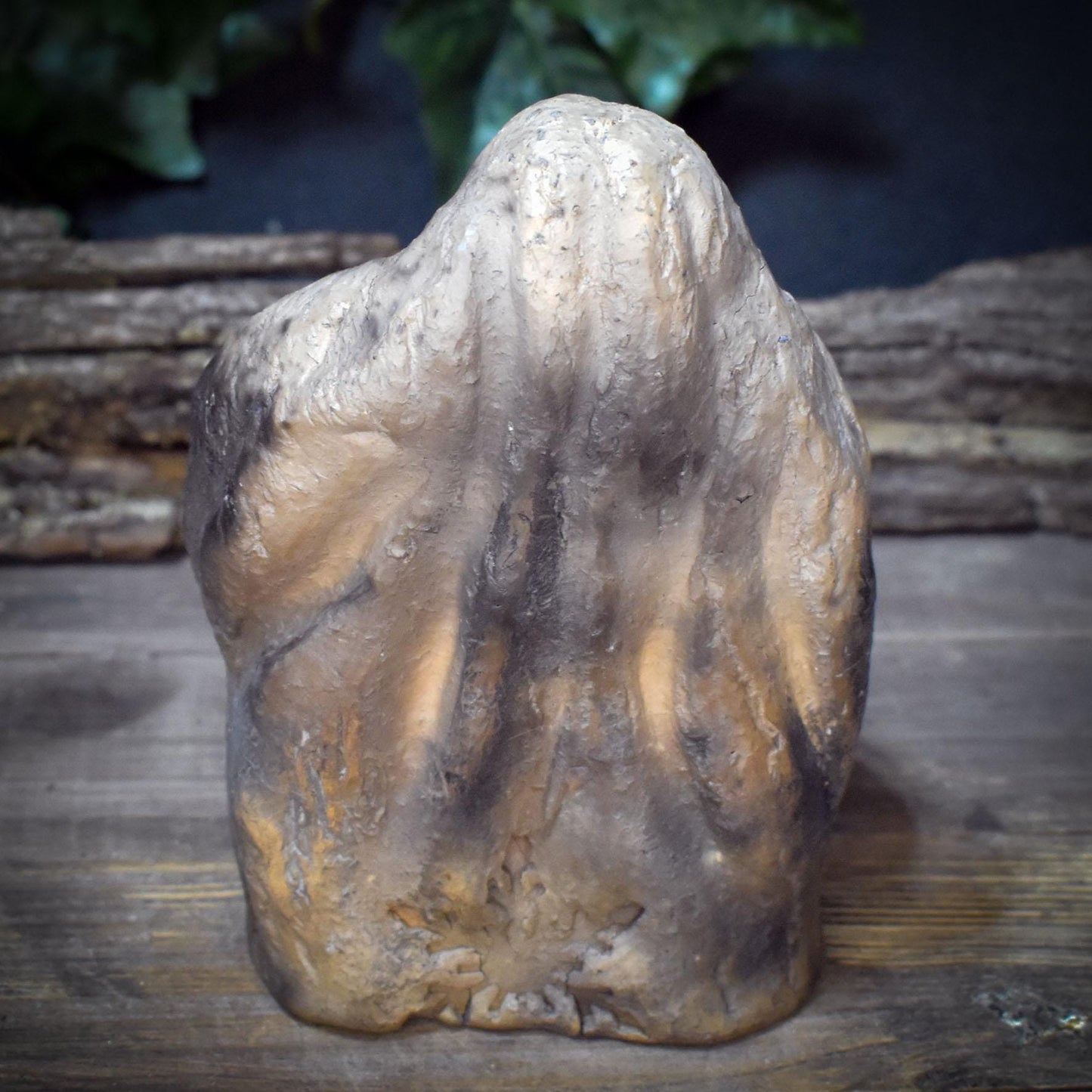 Wintergöttin Skulptur Keramik | Sitzende Göttin mit Gabenschale & Schneeflocke | Spirituelle Deko Altar Rauhnächte 1,25kg SKU305