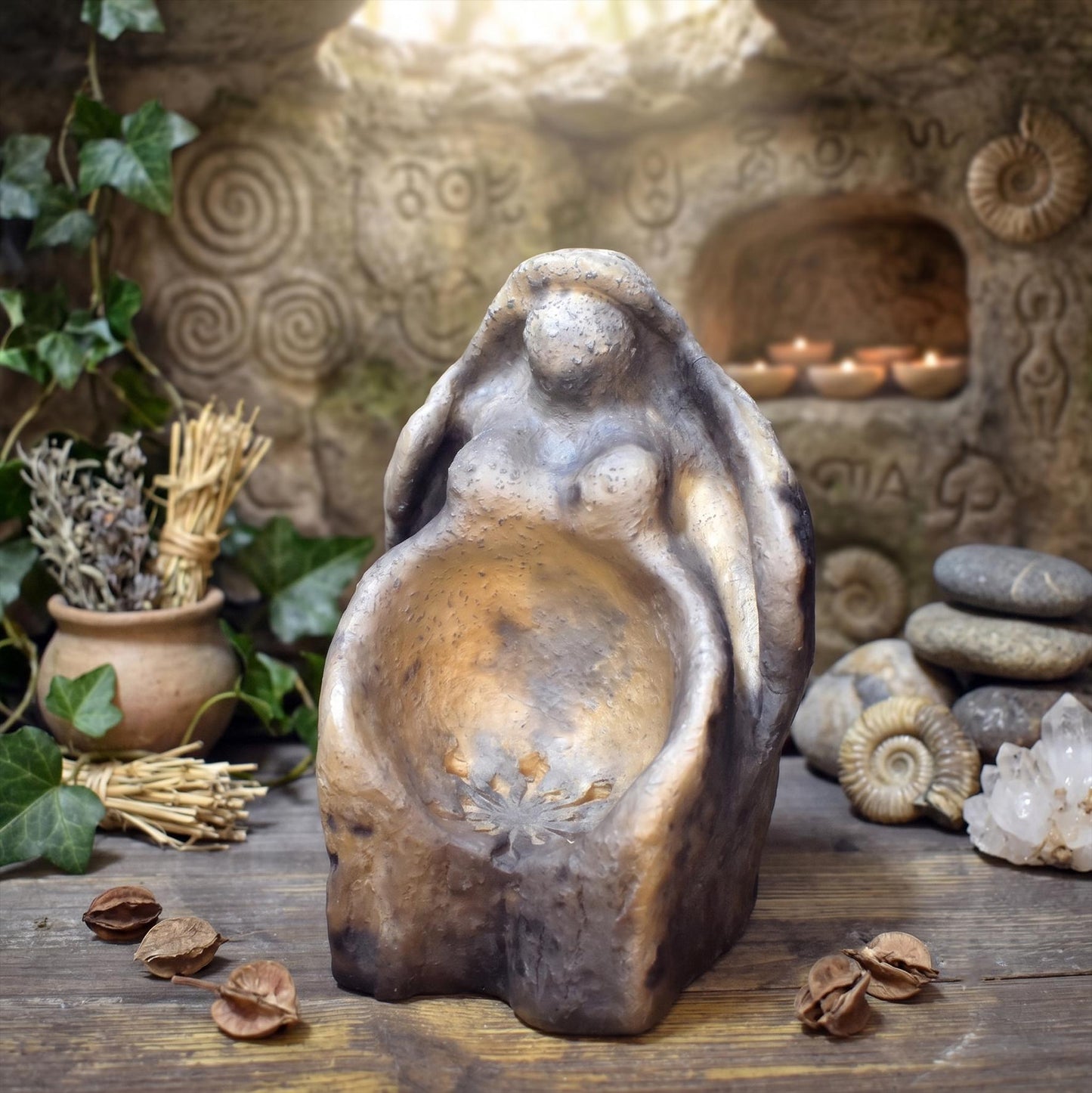Wintergöttin Skulptur Keramik | Sitzende Göttin mit Gabenschale & Schneeflocke | Spirituelle Deko Altar Rauhnächte 1,25kg SKU305