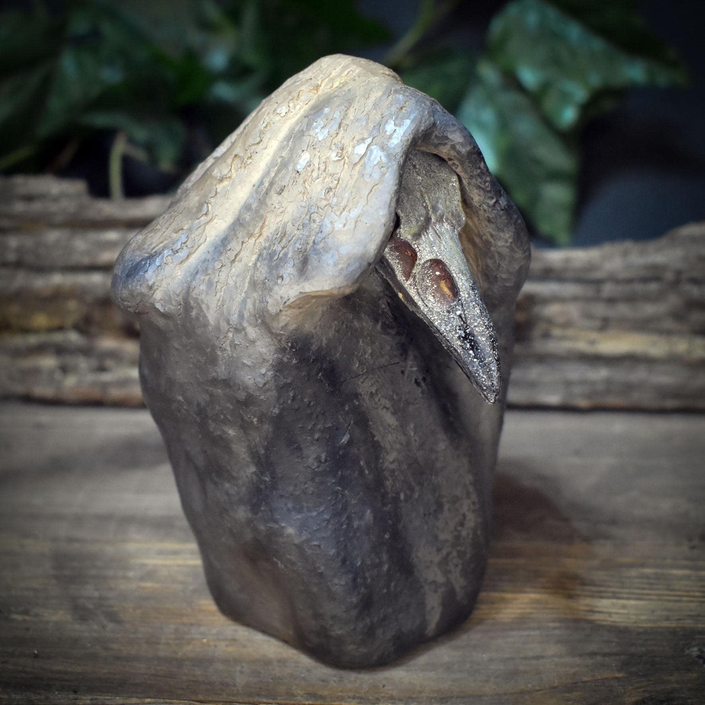 Rabe Skulptur Keramik | Rabenschädel Figur im Umhang | Spirituelle Deko Altar Schamane Odin Morrigan Krafttier 890g SKU306