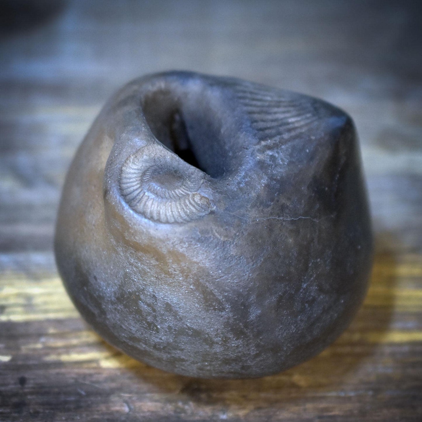 Gefäß für letzte Worte aus Ton – Archaische Grabbeigabe mit Ammonit – Spirituelles Erinnerungsgefäß & Schutzobjekt handgeformt AEP013