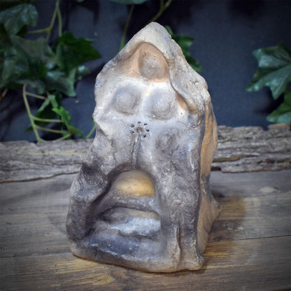 Frau Holle Skulptur Holda aus Ton – Archaische Göttin der Anderswelt – Spirituelle Altarfigur, Holunderblüte & Treppe zur Unterwelt SKU307