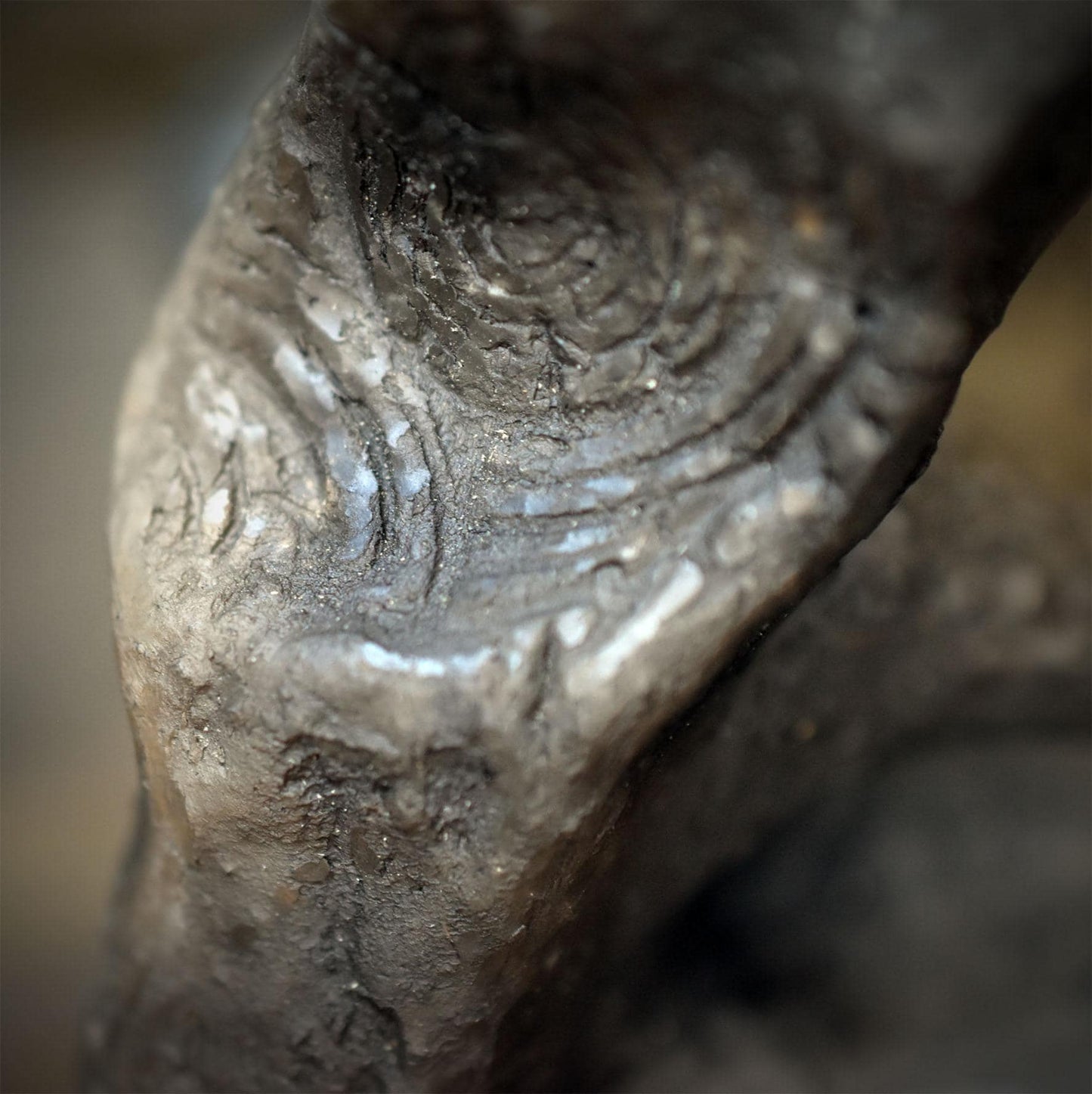 Frau Holle Skulptur Holda aus Ton – Archaische Göttin der Anderswelt – Spirituelle Altarfigur, Holunderblüte & Treppe zur Unterwelt SKU307