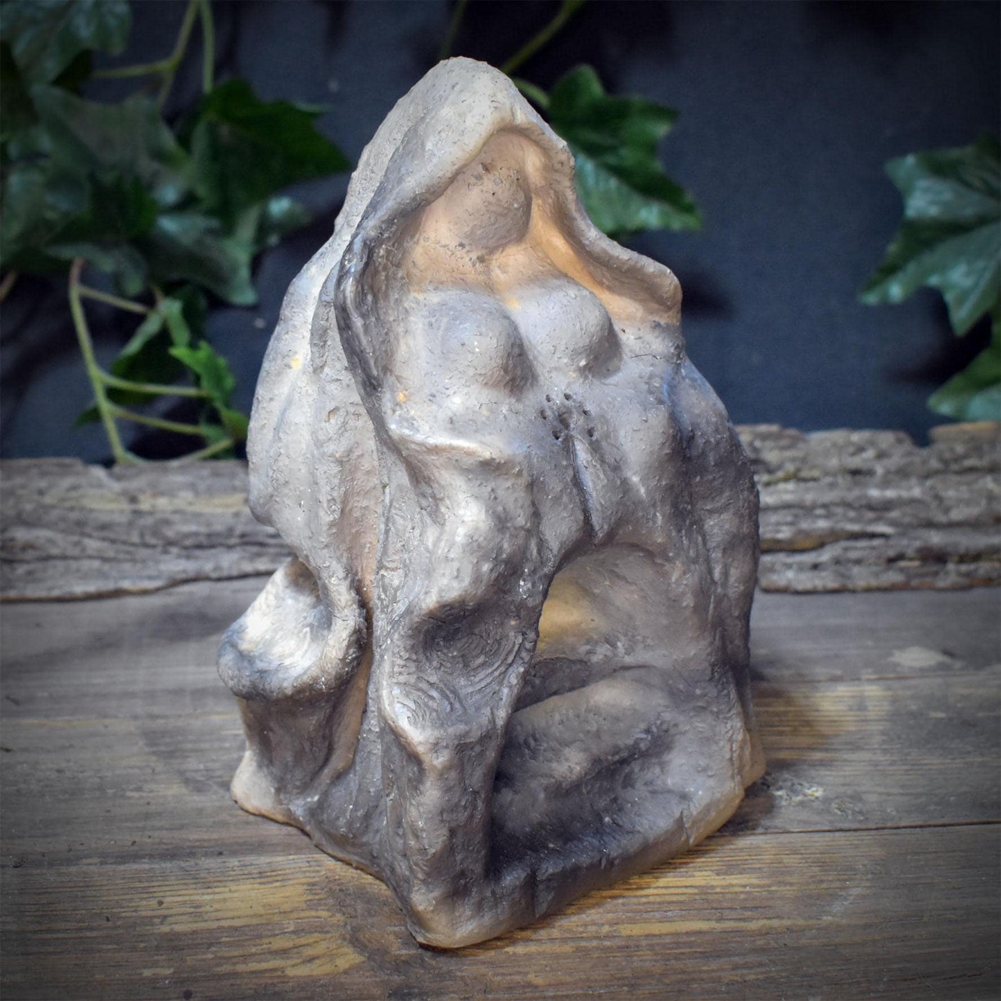 Frau Holle Skulptur Holda aus Ton – Archaische Göttin der Anderswelt – Spirituelle Altarfigur, Holunderblüte & Treppe zur Unterwelt SKU307