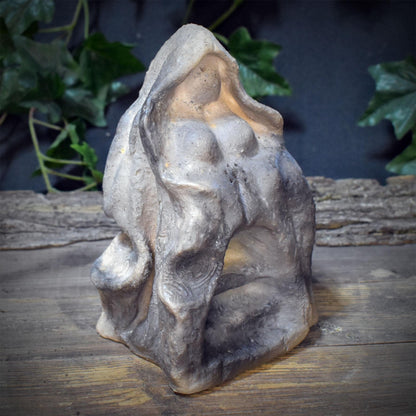 Frau Holle Skulptur Holda aus Ton – Archaische Göttin der Anderswelt – Spirituelle Altarfigur, Holunderblüte & Treppe zur Unterwelt SKU307