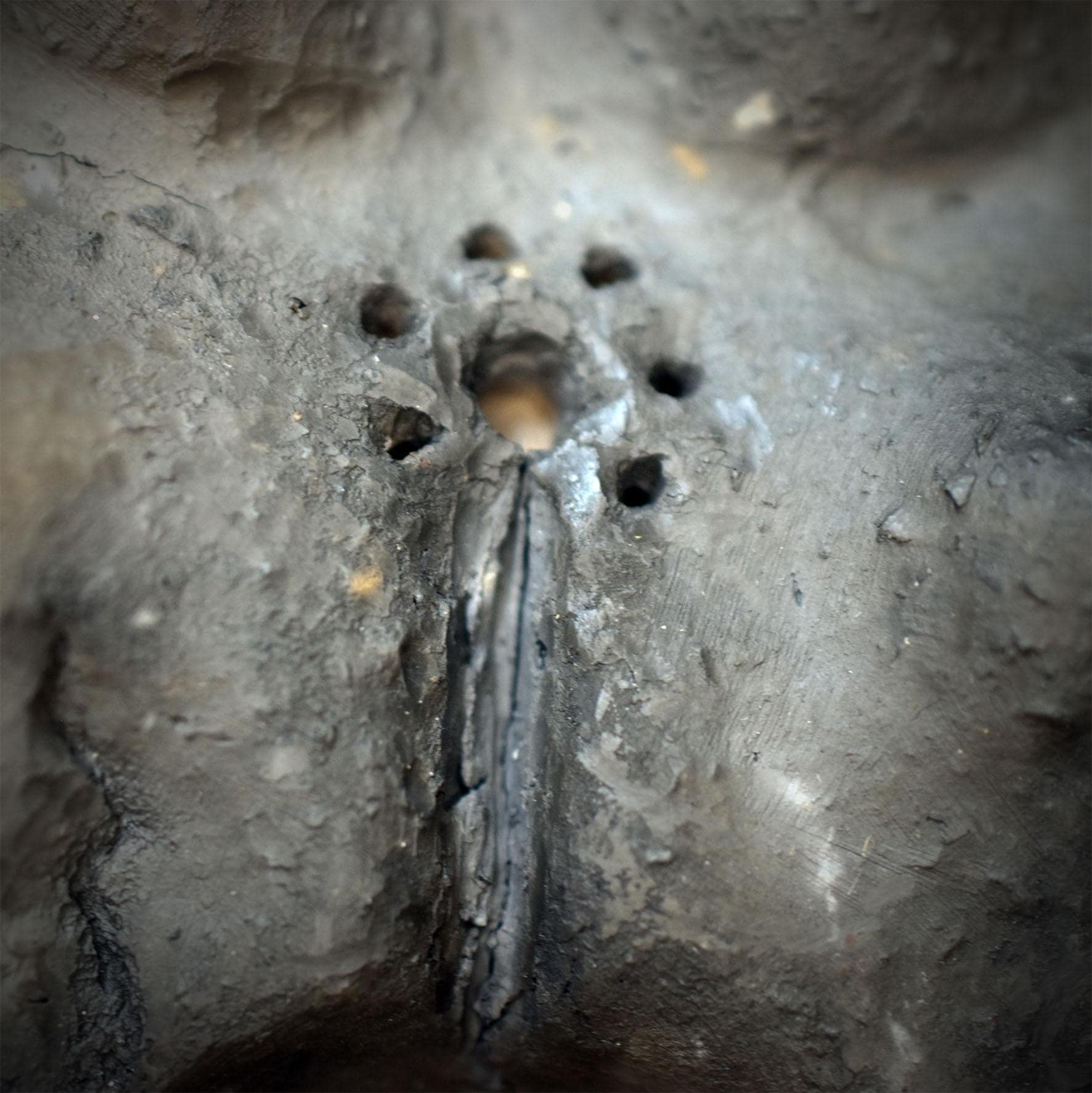 Frau Holle Skulptur Holda aus Ton – Archaische Göttin der Anderswelt – Spirituelle Altarfigur, Holunderblüte & Treppe zur Unterwelt SKU307