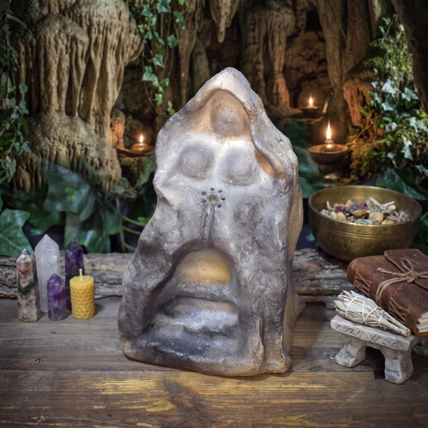 Frau Holle Skulptur Holda aus Ton – Archaische Göttin der Anderswelt – Spirituelle Altarfigur, Holunderblüte & Treppe zur Unterwelt SKU307
