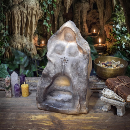 Frau Holle Skulptur Holda aus Ton – Archaische Göttin der Anderswelt – Spirituelle Altarfigur, Holunderblüte & Treppe zur Unterwelt SKU307