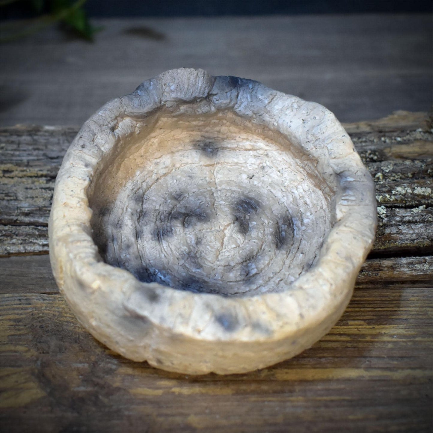 Räucherschale aus Ton – Archaische Keramik Schale für Räucherkegel & Harze – Spirituelle Altar Deko handgeformt, Rauchbrand 185g RÄG096