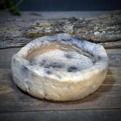 Räucherschale aus Ton – Archaische Keramik Schale für Räucherkegel & Harze – Spirituelle Altar Deko handgeformt, Rauchbrand 185g RÄG096