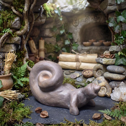 Frau im Schneckenhaus Skulptur Ton, Schnecke Figur handgemacht, kleiner archaischer Schutzstein, spirituelle Altar Deko SKU210