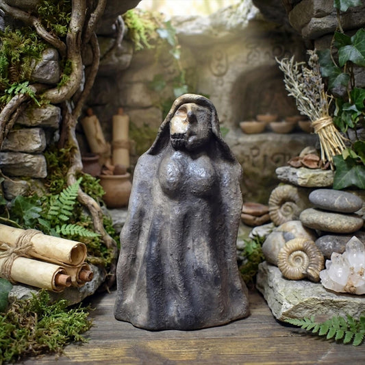 Skulptur der nordischen Göttin Hel – Rauchbrandkunst in archaischer Kraft - Transformation, Wandel - Art.Nr.: SKU156