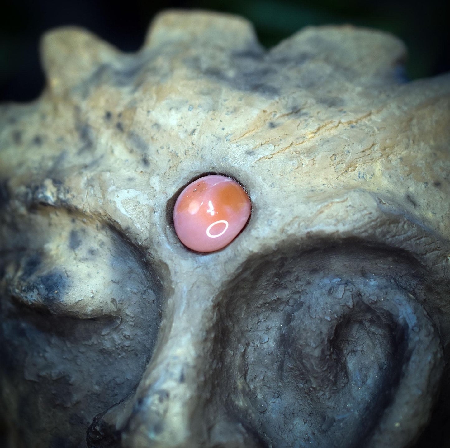 Ahnenskulptur Keramik Maske mit Karneol | Archaische Kunst Figur für Hausaltar & Meditation | Rituelle Skulptur Naturspiritualität SKU300