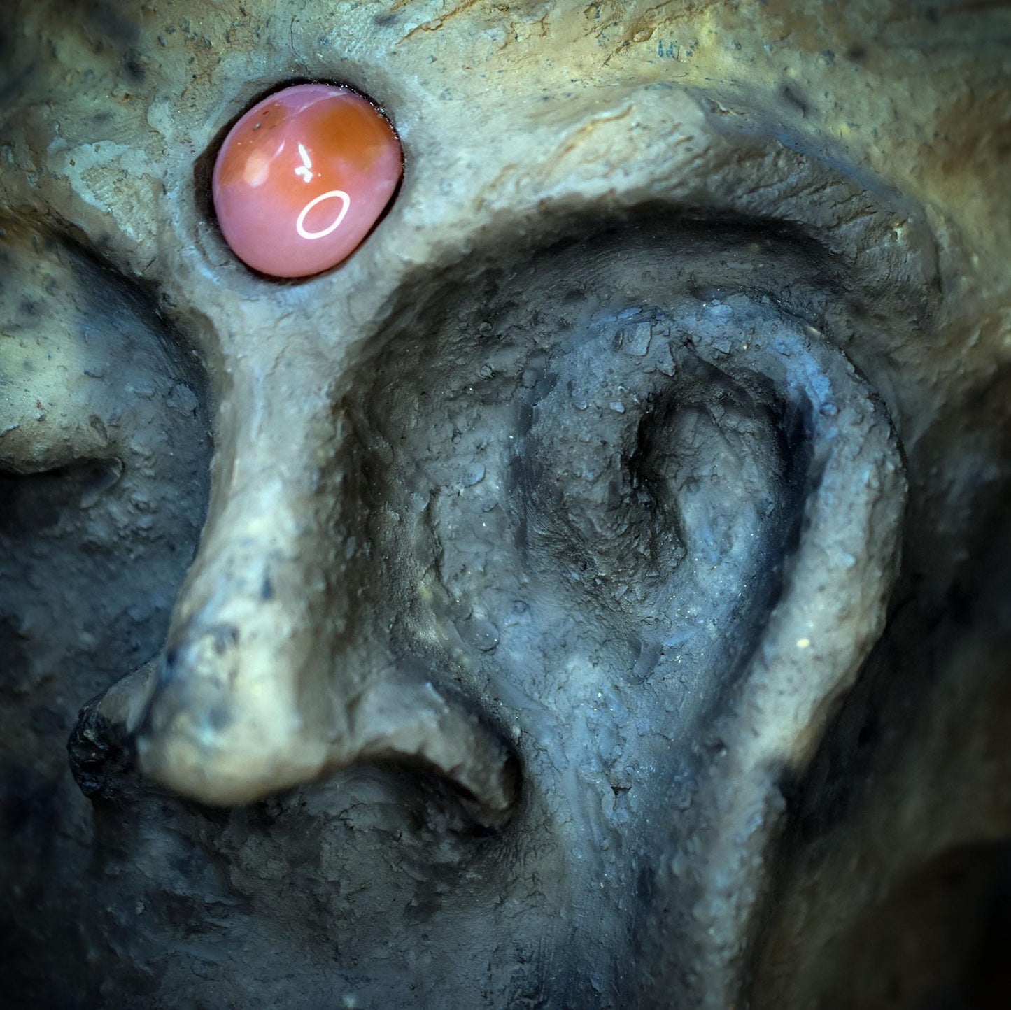 Ahnenskulptur Keramik Maske mit Karneol | Archaische Kunst Figur für Hausaltar & Meditation | Rituelle Skulptur Naturspiritualität SKU300