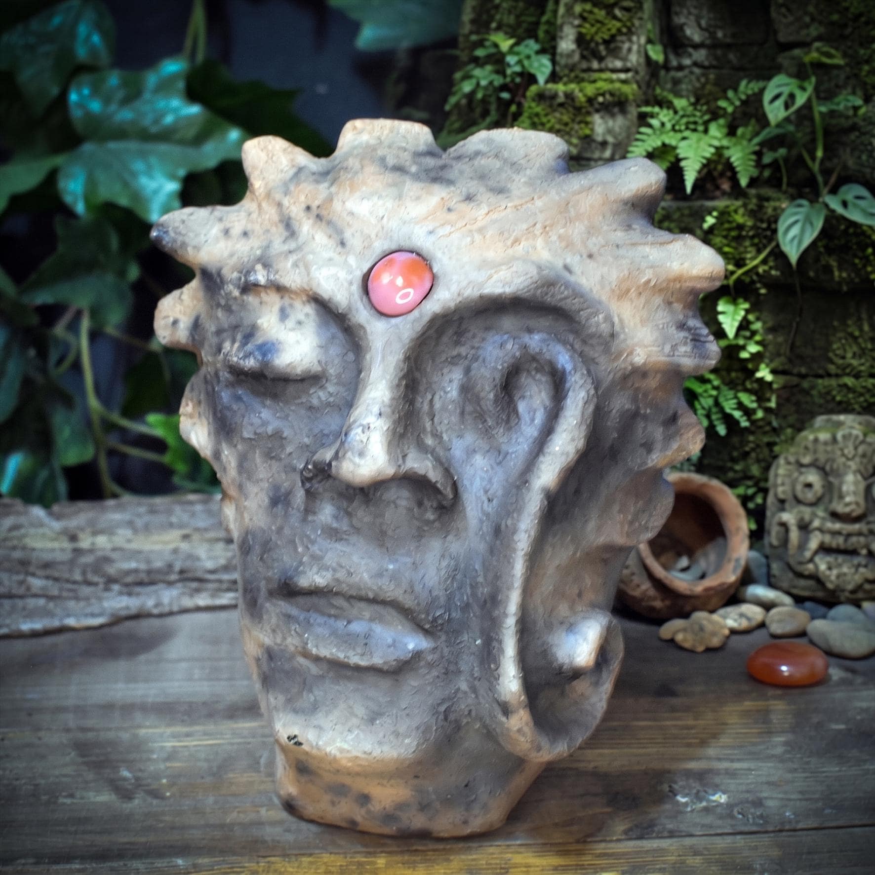 Ahnenskulptur Keramik Maske mit Karneol | Archaische Kunst Figur für Hausaltar & Meditation | Rituelle Skulptur Naturspiritualität SKU300
