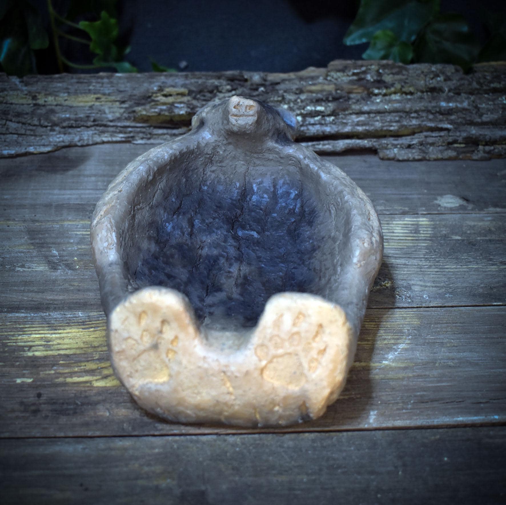 Räucherschale Bär Keramik | Archaische Gabenschale Krafttier Altar Deko | Rituelles Gefäß für Kräuter & Harze Naturspiritualität RÄG94