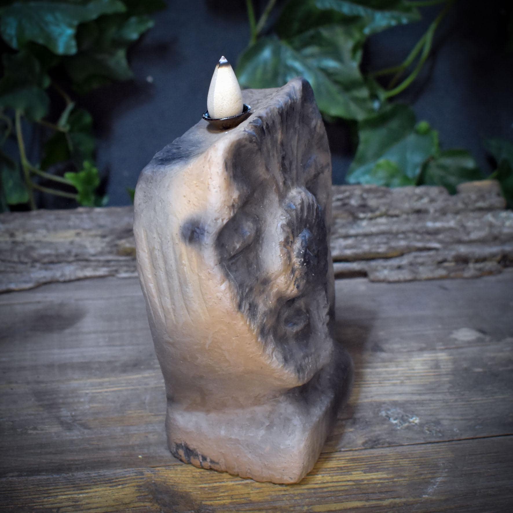 Rückfluss Räucherkegelhalter Ahnenskulptur | Räuchergefäß Wasserfall mit Spirale | Spirituelle Deko & Altar Figur Keramik 1,4kg RÄH071