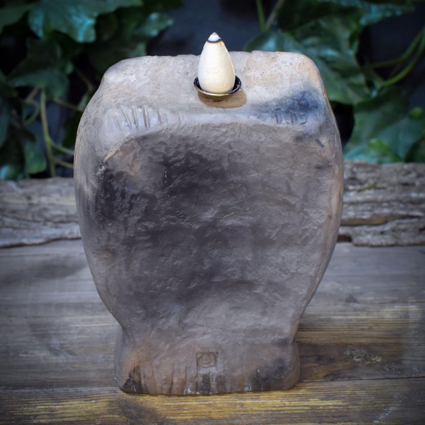 Rückfluss Räucherkegelhalter Ahnenskulptur | Räuchergefäß Wasserfall mit Spirale | Spirituelle Deko & Altar Figur Keramik 1,4kg RÄH071