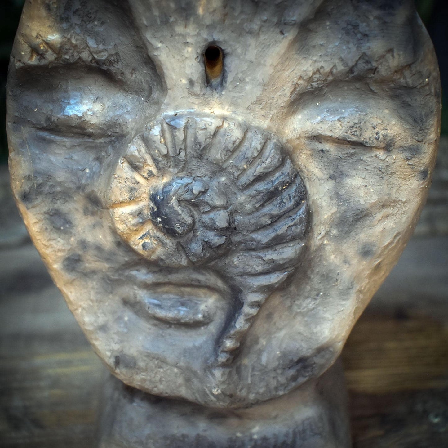Rückfluss Räucherkegelhalter Ahnenskulptur | Räuchergefäß Wasserfall mit Spirale | Spirituelle Deko & Altar Figur Keramik 1,4kg RÄH071