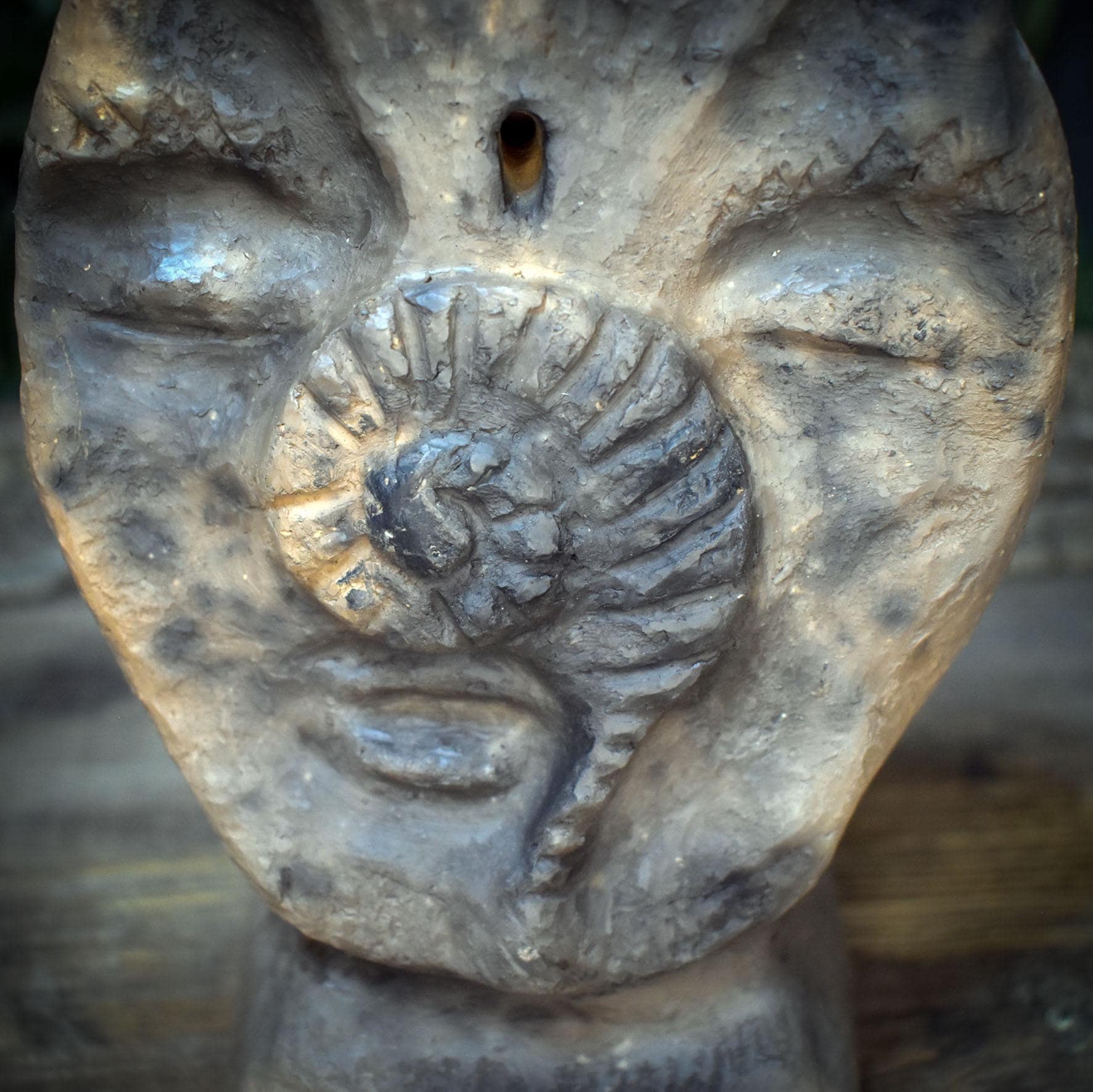 Rückfluss Räucherkegelhalter Ahnenskulptur | Räuchergefäß Wasserfall mit Spirale | Spirituelle Deko & Altar Figur Keramik 1,4kg RÄH071